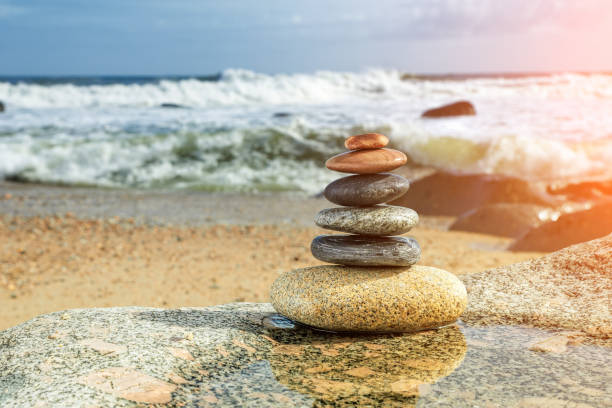 zen-balancing kieselsteine am strand - stone zen like buddhism pebble stock-fotos und bilder