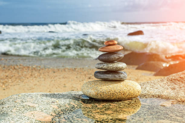 zen równoważenia kamyki na plaży - stone zen like buddhism balance zdjęcia i obrazy z banku zdjęć