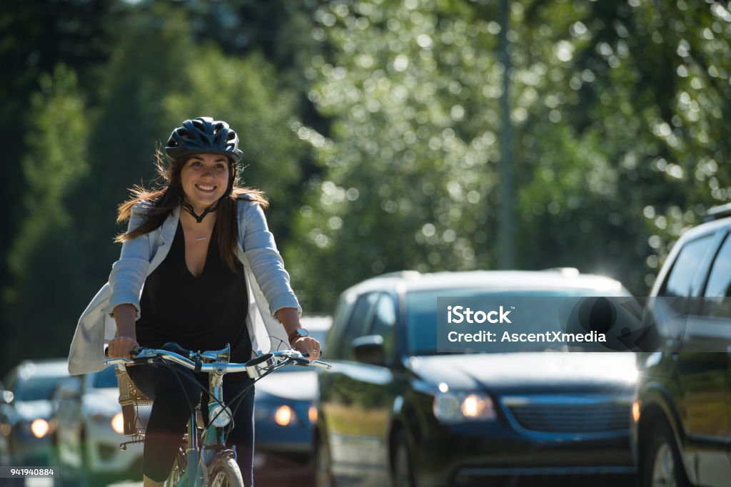 Femme au transport dans une ruelle cyclisme - Photo de Faire du vélo libre de droits