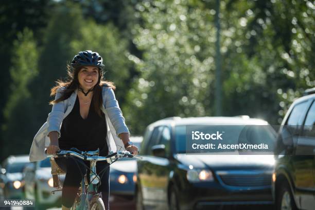 Photo libre de droit de Femme Au Transport Dans Une Ruelle Cyclisme banque d'images et plus d'images libres de droit de Faire du vélo - Faire du vélo, Vélo, Ville - Milieu urbain
