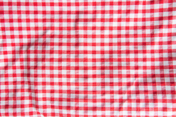 la nappe à carreaux froissée - plaid textile red cotton photos et images de collection