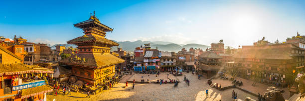 anciens temples de katmandou illuminés par golden sunset panorama bhaktapur népal - durbar square photos et images de collection