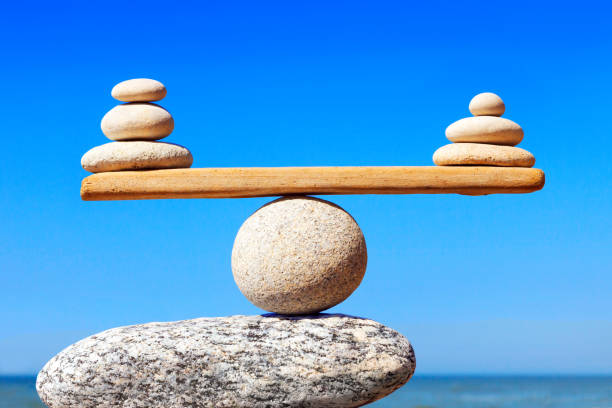 concept of harmony and balance. balance stones against the sea. - balance simplicity nature beach imagens e fotografias de stock