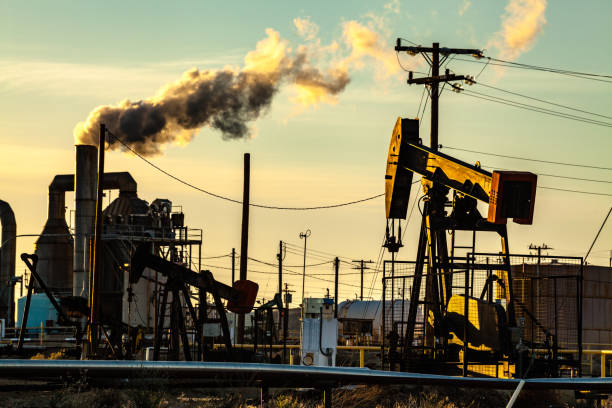 istock Midway-Sunset Oil Field At Sunset 941953952