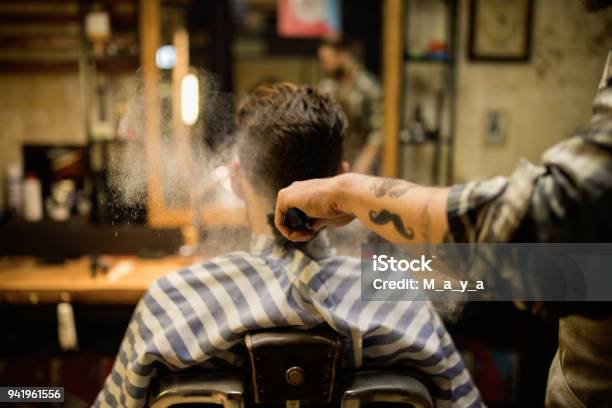 Im Barber Shop Stockfoto und mehr Bilder von Herrenfriseursalon - Herrenfriseursalon, Herrenfriseur, Friseurberuf
