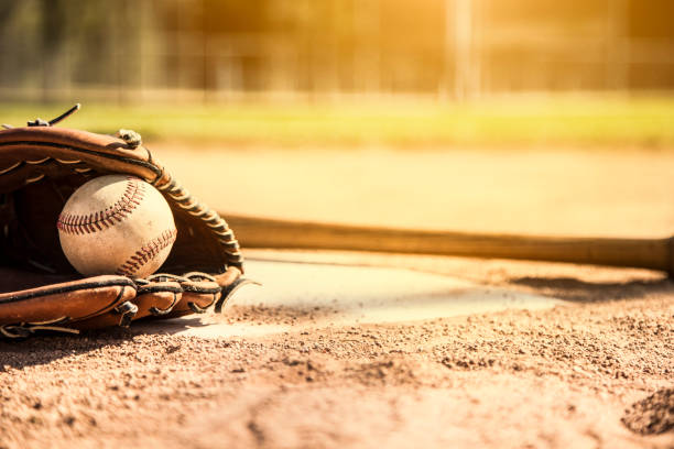 野球のシーズンはここにです。 バット、グローブ、ボールをホーム プレート。 - baseball spring training baseballs sports glove ストックフォトと画像