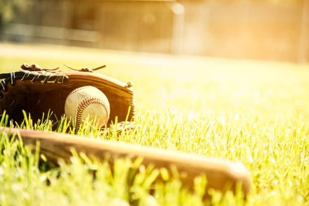 野球のシーズンはここにです。 バット、グローブ、フィールド上のボール。 - baseball spring training baseballs sports glove ストックフォトと画像