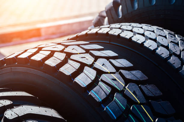 neumático del carro moderno limpio nuevo. cerrar vista de superficie - tire car wheel macro fotografías e imágenes de stock