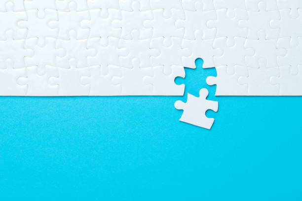 blauem hintergrund gemacht von jigsaw puzzle - unvollständig stock-fotos und bilder