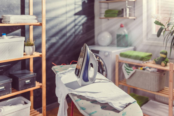 ランドリー ルームでアイロン - iron laundry cleaning ironing board ストックフォトと画像