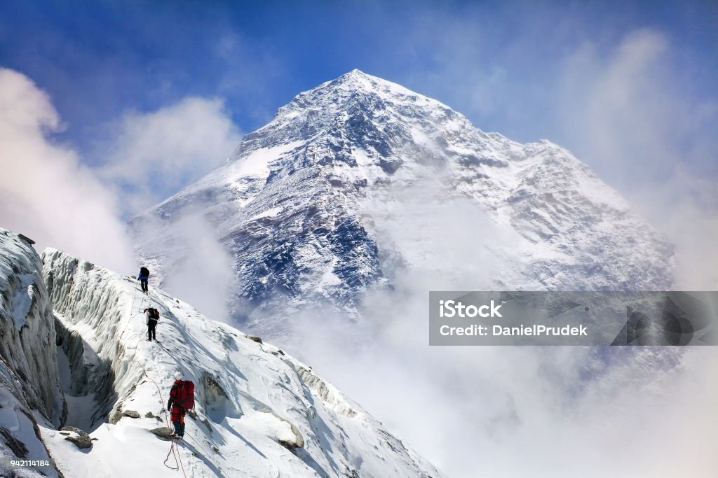 Mont Everest avec groupe de grimpeurs - Photo de Mont Everest libre de droits