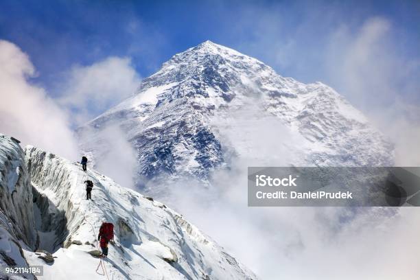 Photo libre de droit de Mont Everest Avec Groupe De Grimpeurs banque d'images et plus d'images libres de droit de Mont Everest - Mont Everest, Escalade, Alpinisme