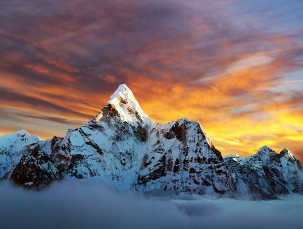 ama dablam with beautiful clouds - ama dablam imagens e fotografias de stock