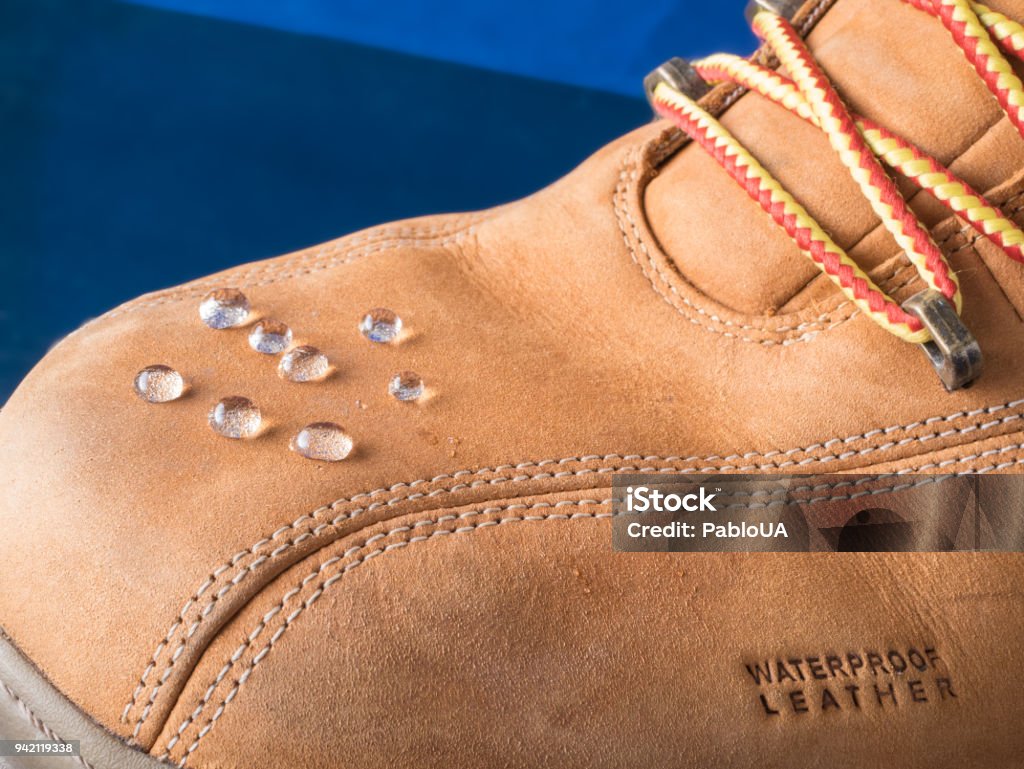 La Lluvia Cae Sobre Zapatos Botas Ropa Impermeable Foto de stock y más  banco de imágenes de Agua - Agua, Borde, Bota de la nieve - iStock