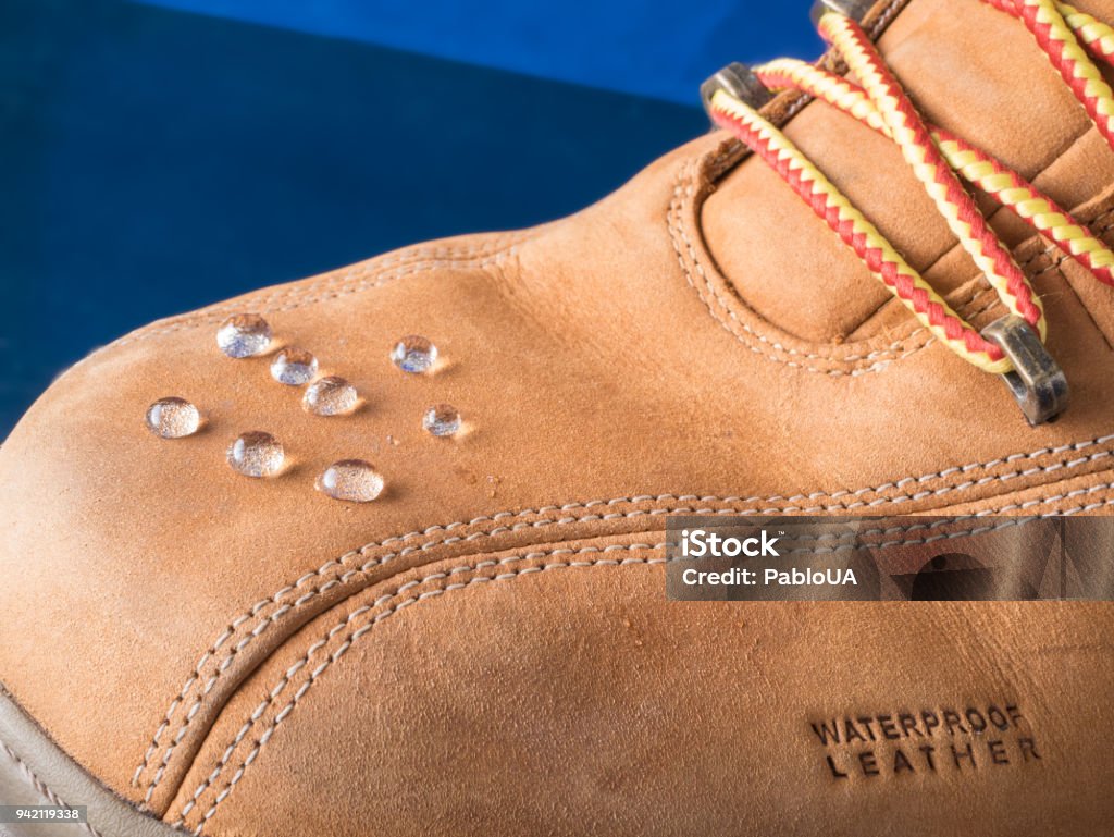La Lluvia Cae Sobre Zapatos Botas Ropa Impermeable Foto de stock y más banco de imágenes de Agua - Agua, Borde, Bota de la nieve - iStock La Lluvia Cae Sobre Zapatos Botas Ropa Impermeable Foto de stock y más banco de imágenes de Agua - Agua, Borde, Bota de la nieve - iStock
