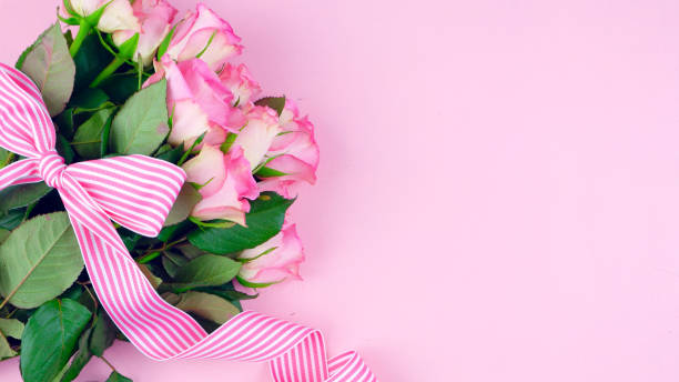muttertag-hintergrund von rosa rosen mit textfreiraum auf rosa holz tisch - frische grafiken stock-fotos und bilder