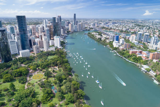 skyline von brisbane mit botanischen garten, aerial panorama, queensland, australien - travel nautical vessel commercial dock pier stock-fotos und bilder