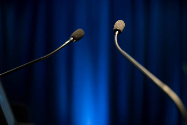 microfone de discurso (clique para saber mais) - podium lectern microphone white - fotografias e filmes do acervo