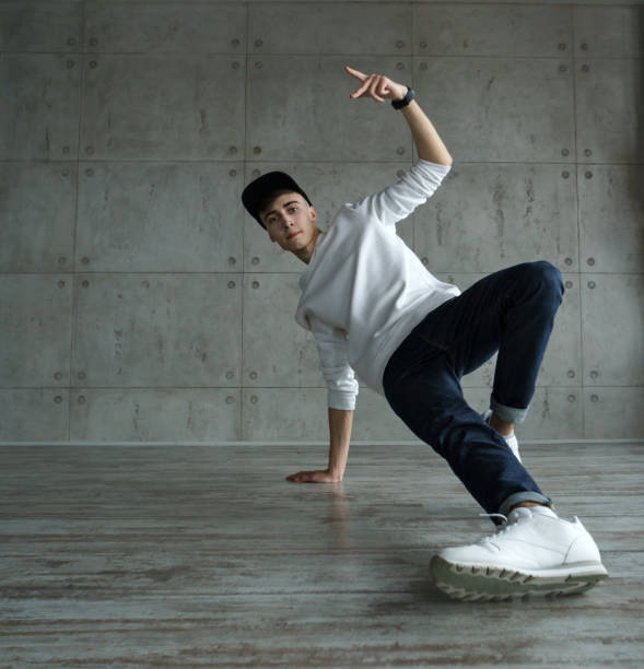 teen boy faisant breakdance - men sweater excitement satisfaction photos et images de collection