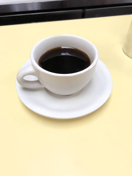 식당에서 커피 한잔 - mobilestock coffee latté drink 뉴스 사진 이미지