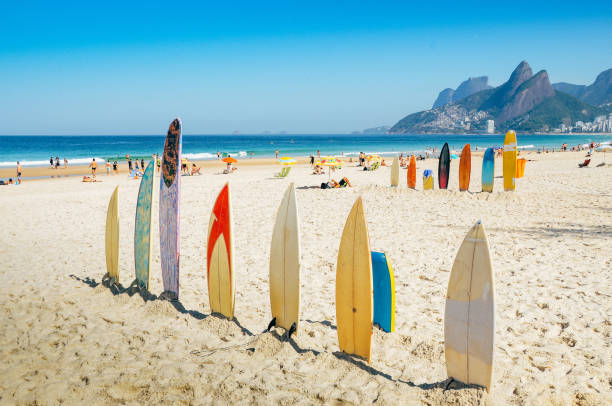 planches de surf à la plage d’ipanema, rio de janeiro, brésil - plage de leblon photos et images de collection