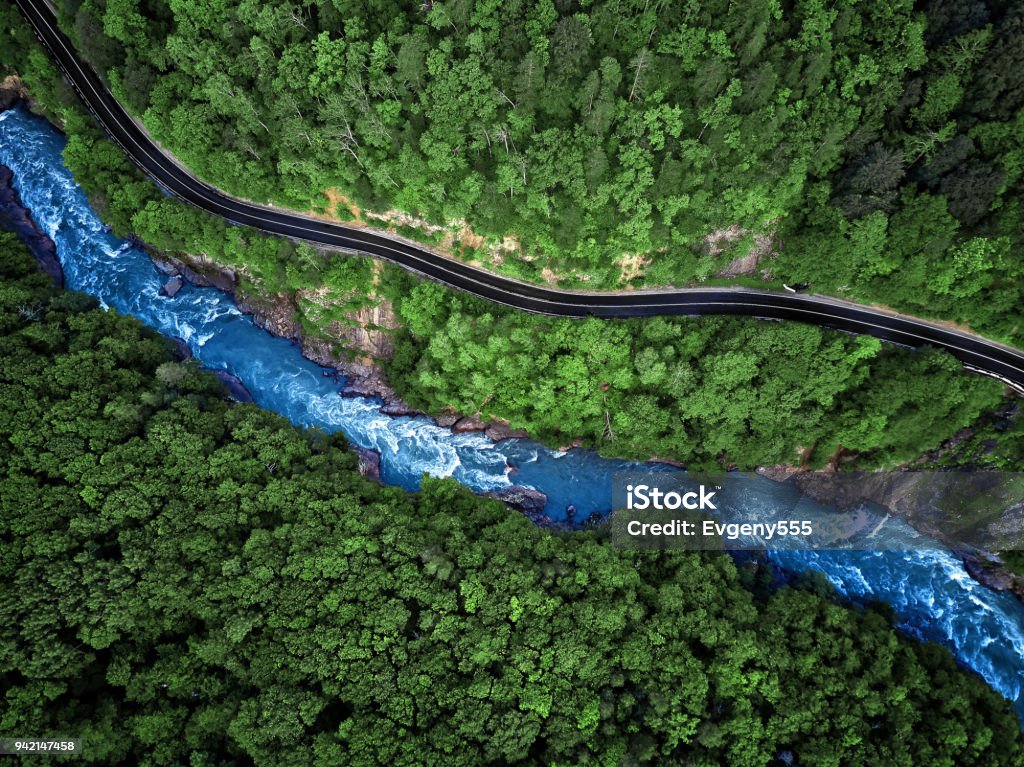 Montagne fleuve et route vue aérienne - Photo de Fleuve et rivière libre de droits