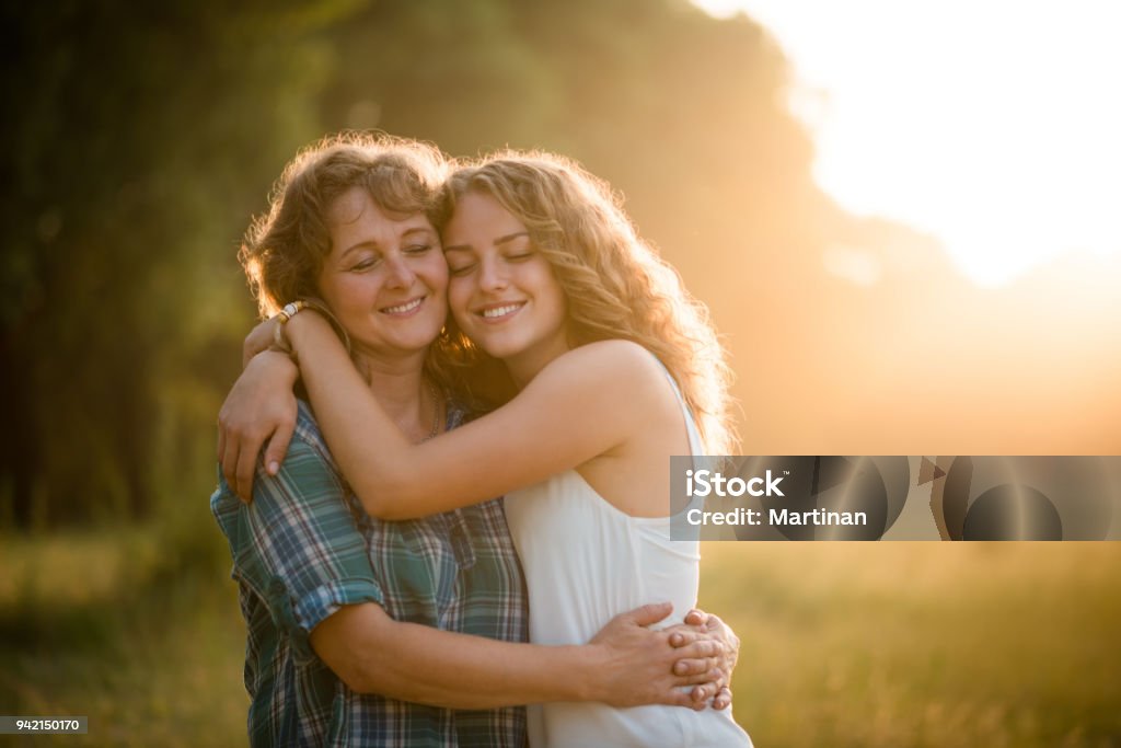 Tochter umarmen Mutter - Lizenzfrei Mutter Stock-Foto