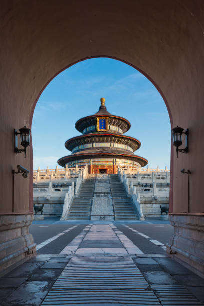 vue du temple du ciel, de la porte - beijing temple of heaven temple door photos et images de collection