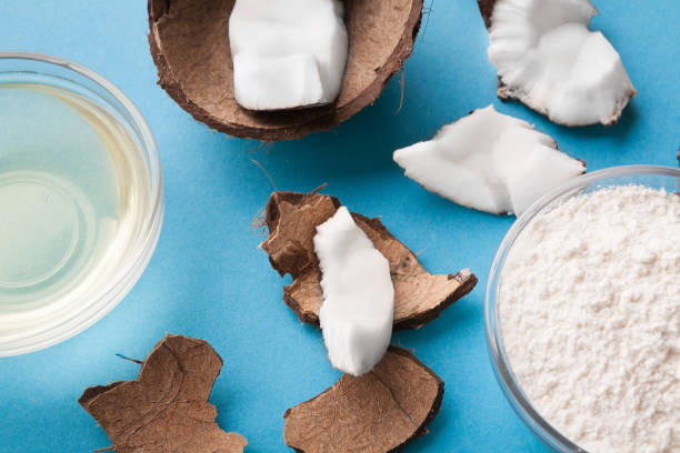 istock Plate with coconut flour and water on blue background 942151294