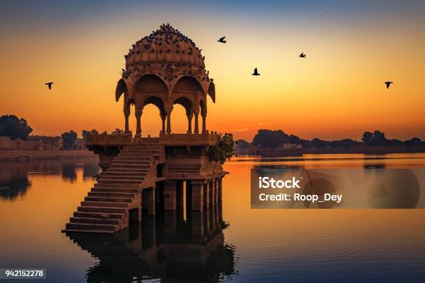 Foto de Lago Gadisar Em Jaisalmer Rajasthan Ao Nascer Do Sol Com Templos Antigos E Arqueológico As Ruínas e mais fotos de stock de Índia