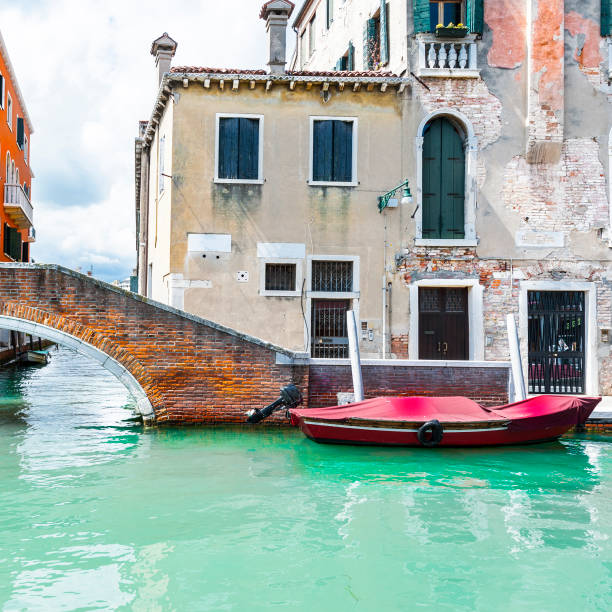 ущерб от сырости в венеции - venice italy italy gondola canal стоковые фото и изображения