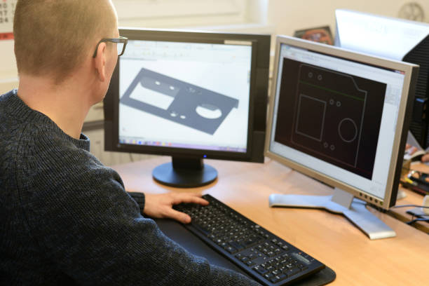사무실에서 금속 산업에서 pc에서 설계 엔지니어 - architectural parts 뉴스 사진 이미지