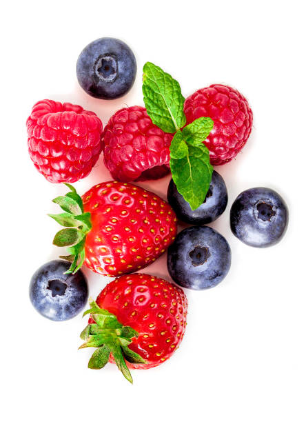 白い背景、トップビューで孤立した新鮮な果実。ストロベリー、ラズベリー、ブルーベリー、ミントの葉、フラットレイ"n - red berries ストックフォトと画像