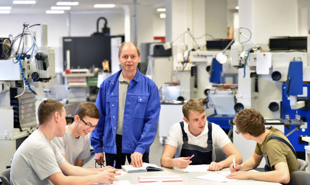 istock Group of young people in technical vocational training with teacher 942163198