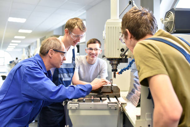 istock Group of young people in technical vocational training with teacher 942163514