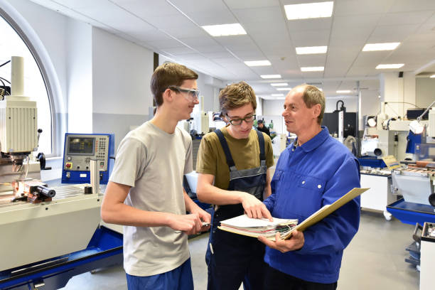 istock Group of young people in technical vocational training with teacher 942163602