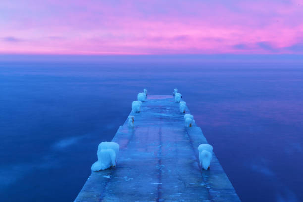 海の朝の夜明けの冬の風景です。 - snow winter coastline sunrise ストックフォトと画像