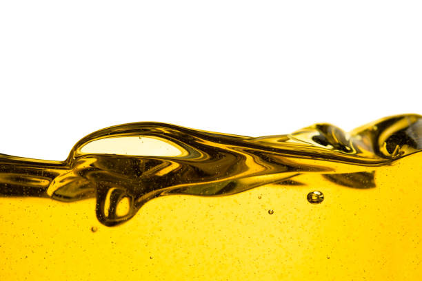versando olio auto motore o oliva vegetale cottura e bolla isolata su sfondo bianco - false colour foto e immagini stock