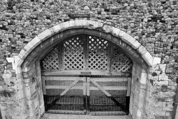 traitors gate in london - nobility gate iron tower of london stock-fotos und bilder
