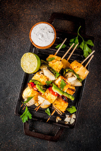 brocheta de queso paneer tikka asado - chicken tandoori fotografías e imágenes de stock