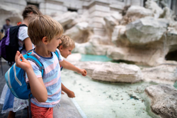 barn turister kasta mynt i fontana di trevi, rom - foton med överkroppsbild bildbanksfoton och bilder