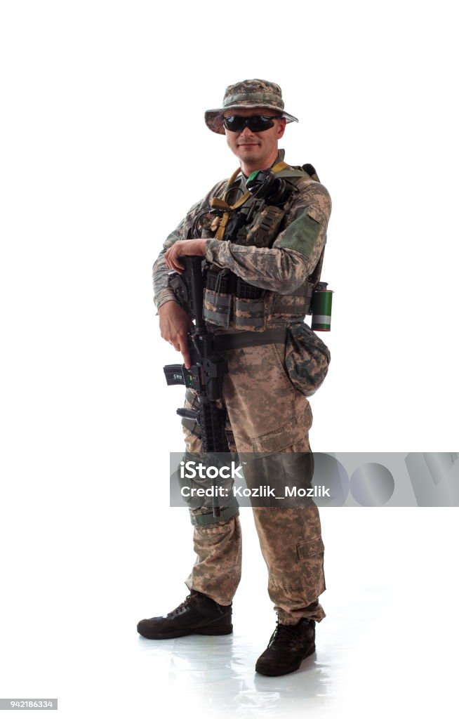Hombre En Traje Militar Del Soldado Americano En Tiempos Modernos Sobre Un  Fondo Blanco De Estudio Foto de stock y más banco de imágenes de Adulto -  iStock
