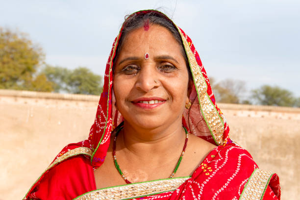 nova deli - 28 de fevereiro: retrato de uma mulher vestida em trajes tradicionais em deli, em 28 de fevereiro. 2018 na índia - human face india new delhi traditional culture - fotografias e filmes do acervo