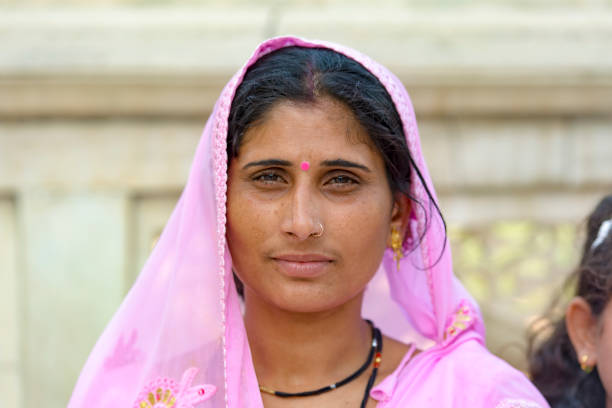 nova deli - 28 de fevereiro: retrato de uma mulher vestida em trajes tradicionais em deli, em 28 de fevereiro. 2018 na índia - human face india new delhi traditional culture - fotografias e filmes do acervo