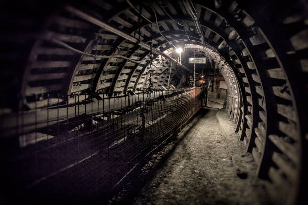 podziemny korytarz kopalni węgla z przenośnikiem taśmowym do węgla kamiennego - silesia zdjęcia i obrazy z banku zdjęć