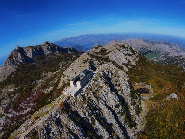 vista do edifício daiane mausoléu no parque nacional lovcen, montenegro - lovcen - fotografias e filmes do acervo