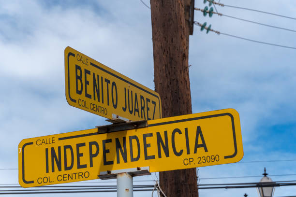 istock Mexican road street sign independencia 942193070