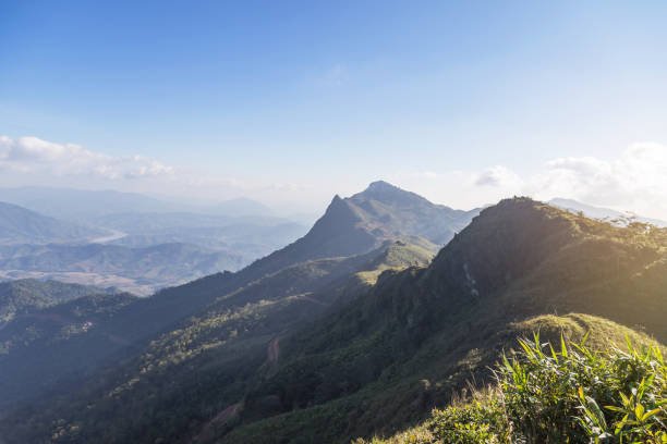 вид на гору дой фа тан в чианграй, таиланд. - doi pha tang стоковые фото и изображения