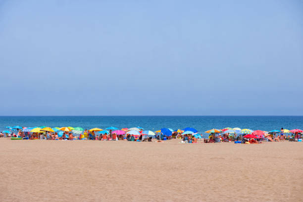 sonnenbaden am überfüllten strand von san agustin (gran canaria) am feiertag - san agustin stock-fotos und bilder