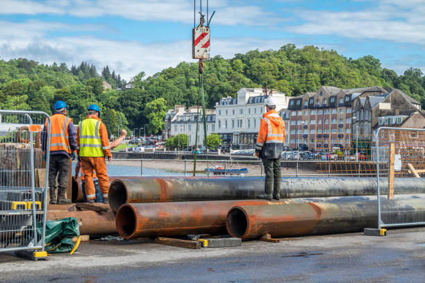 operai del cantiere che spostano enormi tubi - scotland texas foto e immagini stock